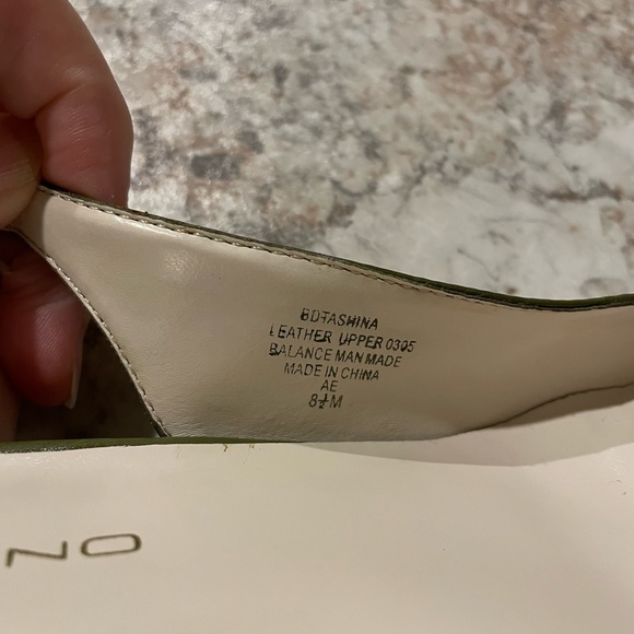 Bandolino Slingback all leather pumps. Never worn. Army green. 8.5 - Picture 7 of 8